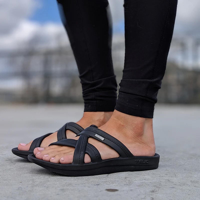 Telic صنادل تيليك النسائية مالوري سلايد - خفيفة الوزن، مقاومة للماء، داعمة للقوس، تقلل من الصدمات - رائعة للمسبح، الشاطئ والارتداء اليومي - Image 4